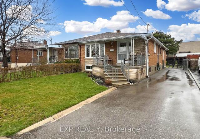 69 Navenby Cres, House semidetached with 3 bedrooms, 2 bathrooms and 4 parking in Toronto ON | Image 1