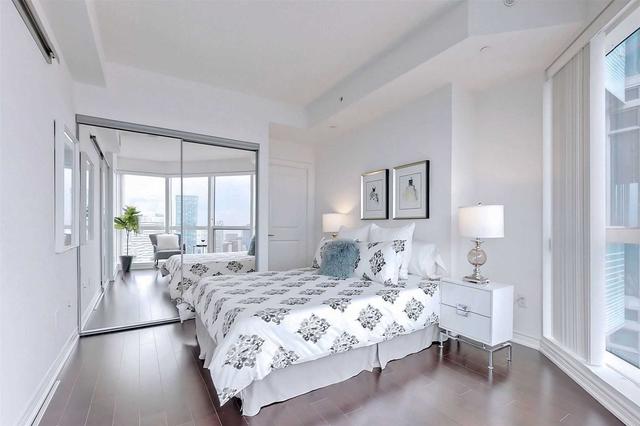 4208 - 386 Yonge St, Condo with 2 bedrooms, 2 bathrooms and 1 parking in Toronto ON | Image 9