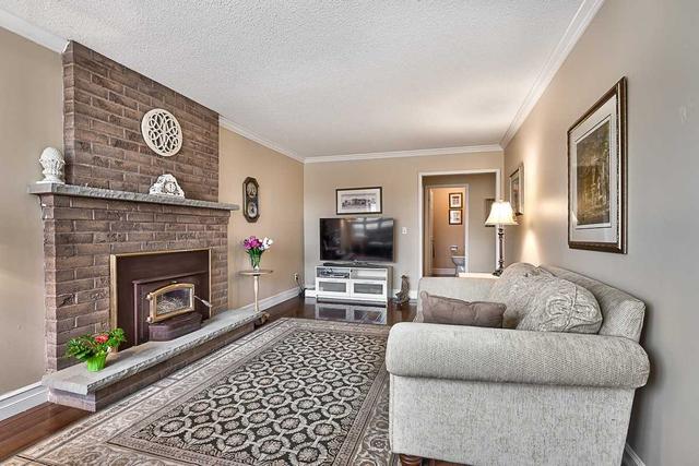 16 Neville Cres, House detached with 4 bedrooms, 3 bathrooms and 4 parking in Brampton ON | Image 3