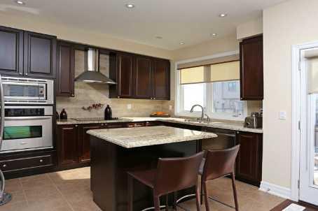 867 New Westminster Dr, Townhouse with 3 bedrooms, 3 bathrooms and 2 parking in Vaughan ON | Image 2