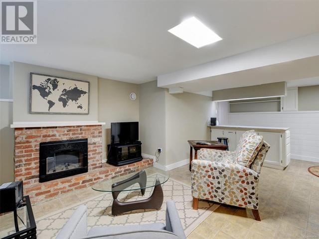 3926 Grange Rd, House detached with 4 bedrooms, 3 bathrooms and 4 parking in Saanich BC | Image 24