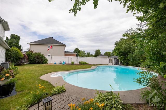 607 Devonwood Circle, House detached with 5 bedrooms, 4 bathrooms and 6 parking in Ottawa ON | Image 24