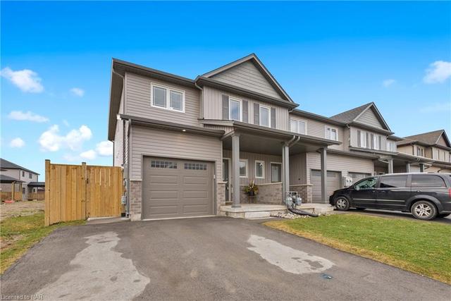 27 Harmony Way, House attached with 3 bedrooms, 2 bathrooms and 5 parking in Thorold ON | Image 1