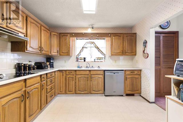 2 Carry Crescent Se, House detached with 3 bedrooms, 1 bathrooms and 4 parking in Medicine Hat AB | Image 10