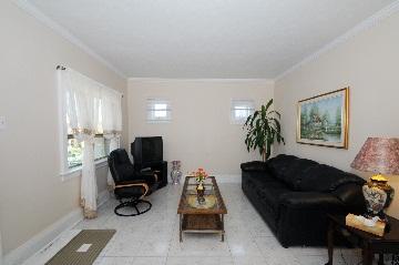 79 Clovelly Ave, House detached with 2 bedrooms, 2 bathrooms and 2 parking in Toronto ON | Image 3