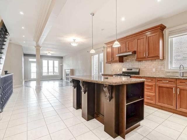 3207 Stocksbridge Ave, House detached with 3 bedrooms, 3 bathrooms and 2 parking in Oakville ON | Image 2