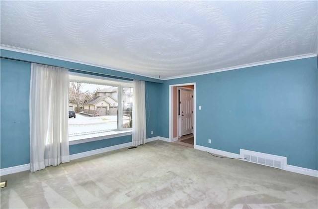 8 Algonquin Cres, House detached with 3 bedrooms, 2 bathrooms and 4 parking in Aurora ON | Image 3