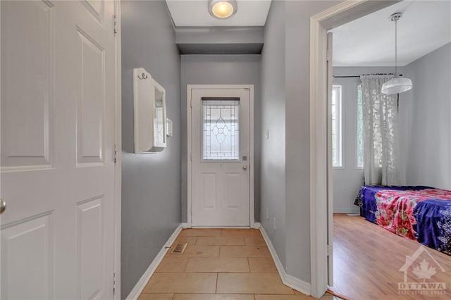 19 Woodson Street, Townhouse with 3 bedrooms, 3 bathrooms and 3 parking in Ottawa ON | Image 2