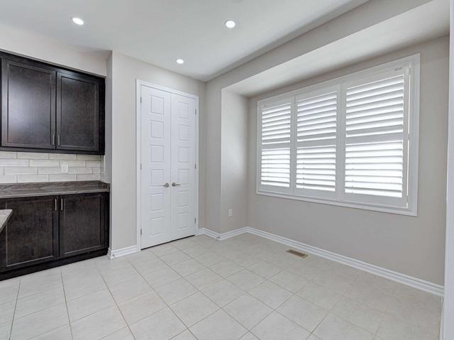1380 Basswood Cres, House detached with 4 bedrooms, 3 bathrooms and 6 parking in Milton ON | Image 5