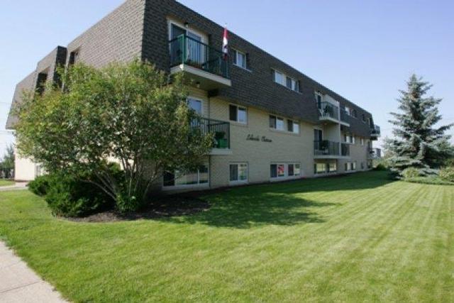 207 - 10327 107 Avenue, Home with 2 bedrooms, 1 bathrooms and null parking in Greenview No. 16 AB | Image 1