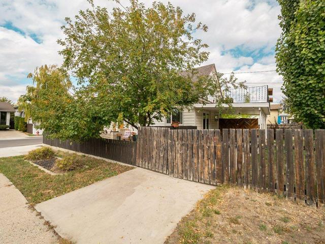 1021 9 Street N, House detached with 3 bedrooms, 3 bathrooms and 1 parking in Lethbridge AB | Image 3