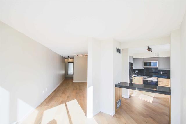 2112 - 44 St Joseph St, Condo with 2 bedrooms, 2 bathrooms and 1 parking in Toronto ON | Image 3