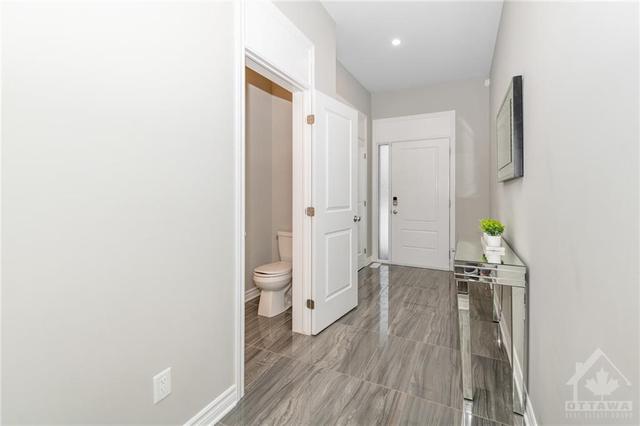 125 Eric Maloney Way, Townhouse with 3 bedrooms, 3 bathrooms and 3 parking in Ottawa ON | Image 3
