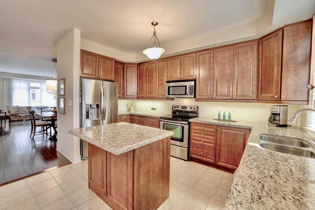 1994 Oana Dr, Townhouse with 2 bedrooms, 3 bathrooms and 2 parking in Mississauga ON | Image 3