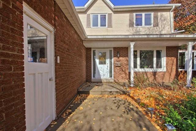 14 Eastman Cres, House detached with 3 bedrooms, 3 bathrooms and 4 parking in Newmarket ON | Image 2