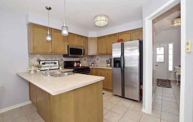 1256 Ashgrove Cres, House detached with 3 bedrooms, 2 bathrooms and 3 parking in Oshawa ON | Image 2