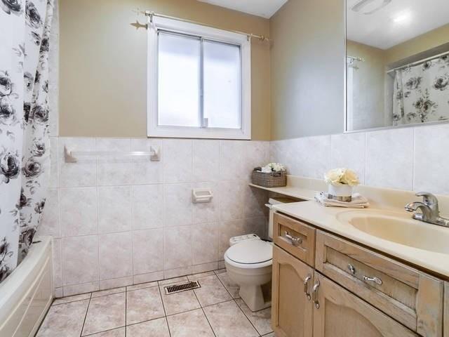 upper - 28 Lesgay Cres, House detached with 3 bedrooms, 1 bathrooms and 4 parking in Toronto ON | Image 11