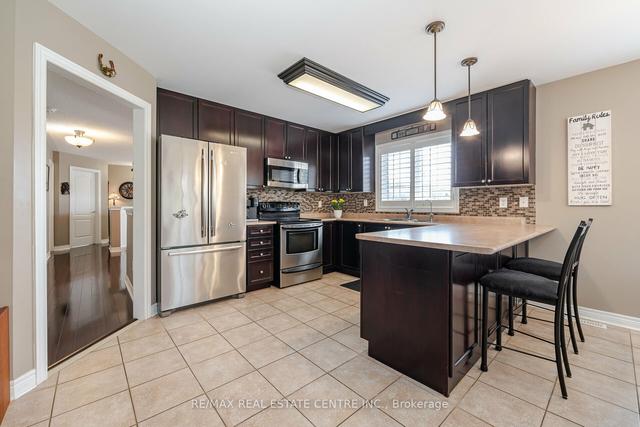 2 Calliandra Tr, Townhouse with 2 bedrooms, 3 bathrooms and 2 parking in Brampton ON | Image 2