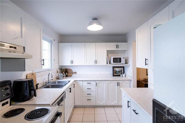 419 Kintyre Private, Townhouse with 3 bedrooms, 2 bathrooms and 1 parking in Ottawa ON | Image 10