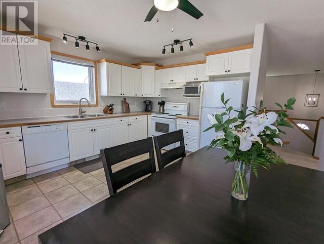 2304 7 Avenue Ne, House detached with 3 bedrooms, 2 bathrooms and 3 parking in Medicine Hat AB | Image 8