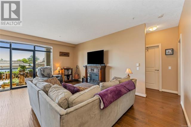 310 - 820 Short St, Condo with 3 bedrooms, 2 bathrooms and 1 parking in Saanich BC | Image 4