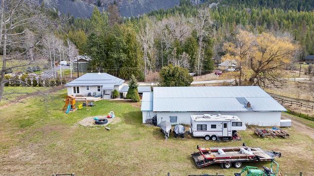 4641 Samuelson Road, House detached with 3 bedrooms, 2 bathrooms and null parking in Central Kootenay B BC | Image 46