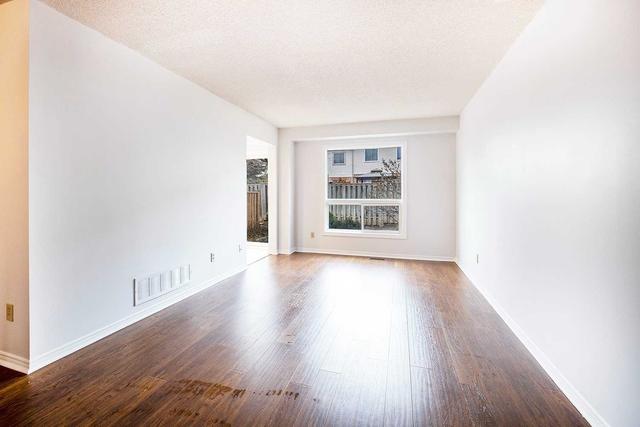 u16 - 10 Bassett Blvd, Townhouse with 3 bedrooms, 2 bathrooms and 2 parking in Whitby ON | Image 2