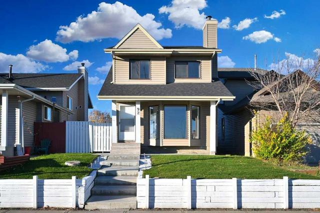 92 Martingrove Way, Home with 4 bedrooms, 3 bathrooms and 3 parking in Calgary AB | Image 3