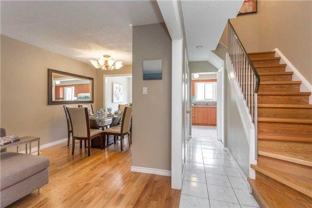 104 Larksmere Crt, House attached with 3 bedrooms, 4 bathrooms and 4 parking in Markham ON | Image 3