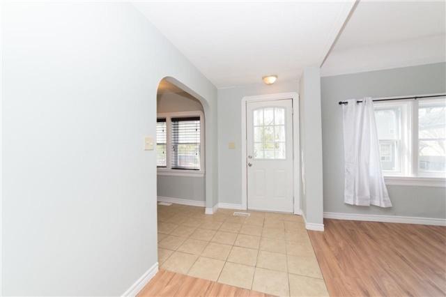 70 Colborne St W, House detached with 2 bedrooms, 2 bathrooms and 2 parking in Oshawa ON | Image 5