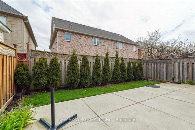 142 Hollywood Hill Circ, House semidetached with 3 bedrooms, 4 bathrooms and 3 parking in Vaughan ON | Image 5