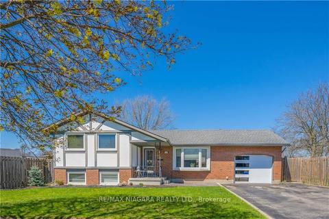 7959 Thorton St, House detached with 3 bedrooms, 2 bathrooms and 5 parking in Niagara Falls ON | Card Image