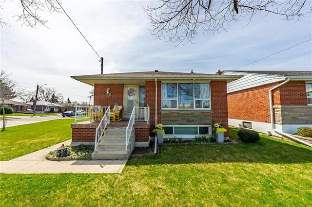 814 Tenth Avenue, House detached with 3 bedrooms, 2 bathrooms and 2 parking in Hamilton ON | Image 1