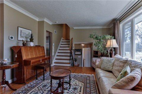 22 Cranleigh Crt, House detached with 3 bedrooms, 2 bathrooms and 2 parking in Toronto ON | Image 2