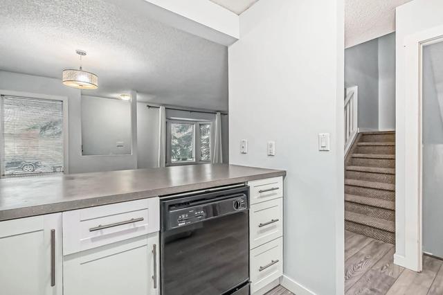 1 - 2123 34 Avenue Sw, Home with 3 bedrooms, 2 bathrooms and 1 parking in Calgary AB | Image 4