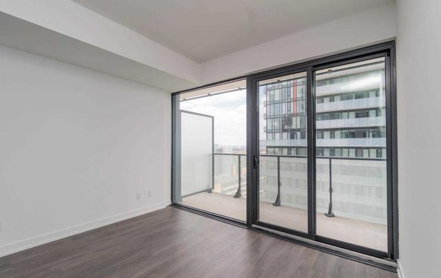 1807 - 161 Roehampton Ave, Condo with 2 bedrooms, 2 bathrooms and 1 parking in Toronto ON | Image 4