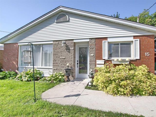 15 Fairfield Ave E, House detached with 3 bedrooms, 2 bathrooms and 6 parking in Brampton ON | Image 2