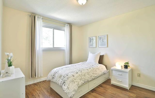 33 Guildford Cres, Townhouse with 3 bedrooms, 2 bathrooms and 2 parking in Brampton ON | Image 9