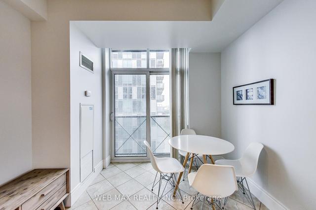 2318 - 5233 Dundas St W, Condo with 3 bedrooms, 2 bathrooms and 2 parking in Toronto ON | Image 2