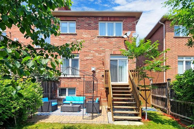 39 Littleriver Crt, House attached with 4 bedrooms, 3 bathrooms and 4 parking in Vaughan ON | Image 27