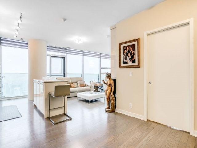 6708 - 14 York St, Condo with 2 bedrooms, 2 bathrooms and 1 parking in Toronto ON | Image 2