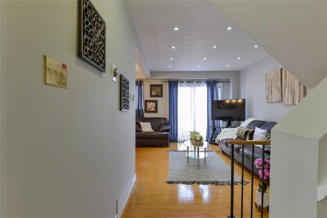 187 Fleetwood Cres, Townhouse with 3 bedrooms, 2 bathrooms and 1 parking in Brampton ON | Image 38