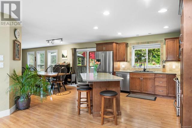Family sized kitchen with dining area | Image 9