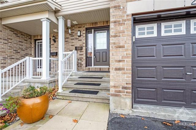 214 Cityview Crescent, Townhouse with 3 bedrooms, 3 bathrooms and 3 parking in Ottawa ON | Image 2
