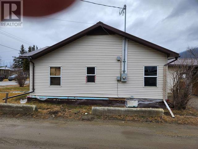 980 4th Avenue, House detached with 3 bedrooms, 1 bathrooms and null parking in McBride BC | Image 2