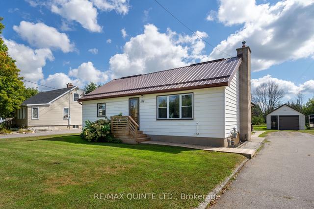 536 Cannifton Rd N, House detached with 3 bedrooms, 2 bathrooms and 4 parking in Belleville ON | Image 1