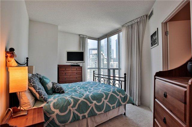 1002 - 218 Queens Quay W, Condo with 2 bedrooms, 2 bathrooms and 1 parking in Toronto ON | Image 6