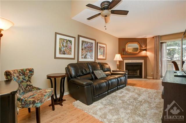 421 Valade Crescent, Townhouse with 3 bedrooms, 2 bathrooms and 2 parking in Ottawa ON | Image 5