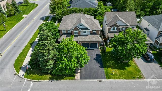 28 Thresher Avenue, House detached with 4 bedrooms, 3 bathrooms and 6 parking in Ottawa ON | Image 1