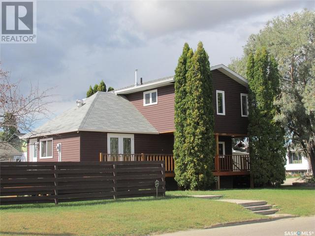 600 8th Avenue W, House detached with 3 bedrooms, 3 bathrooms and null parking in Nipawin SK | Image 1